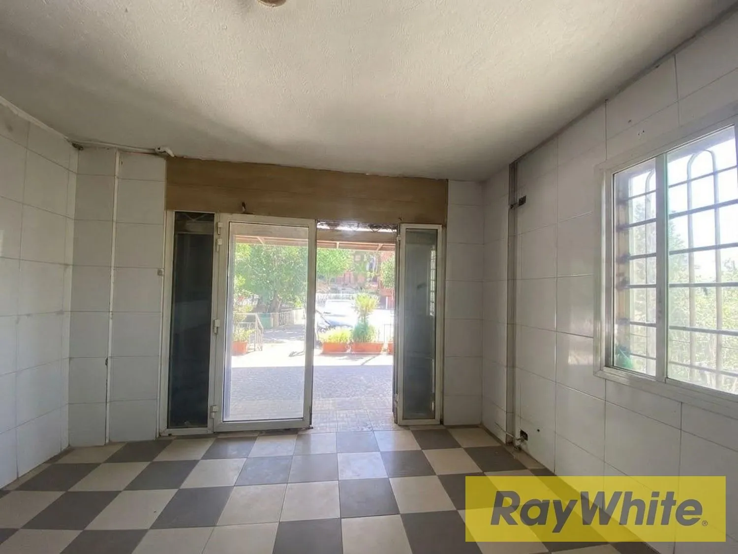 Shop For Sale In Dbayeh — الصورة 1