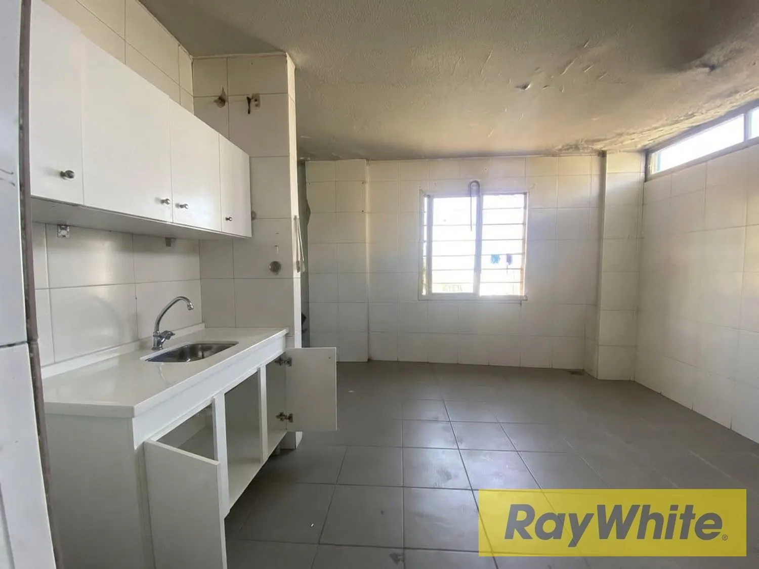 Shop For Sale In Dbayeh — الصورة 3