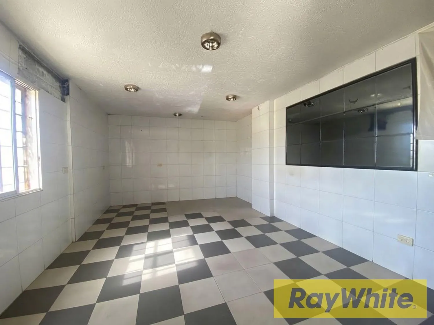 Shop For Sale In Dbayeh — الصورة 4