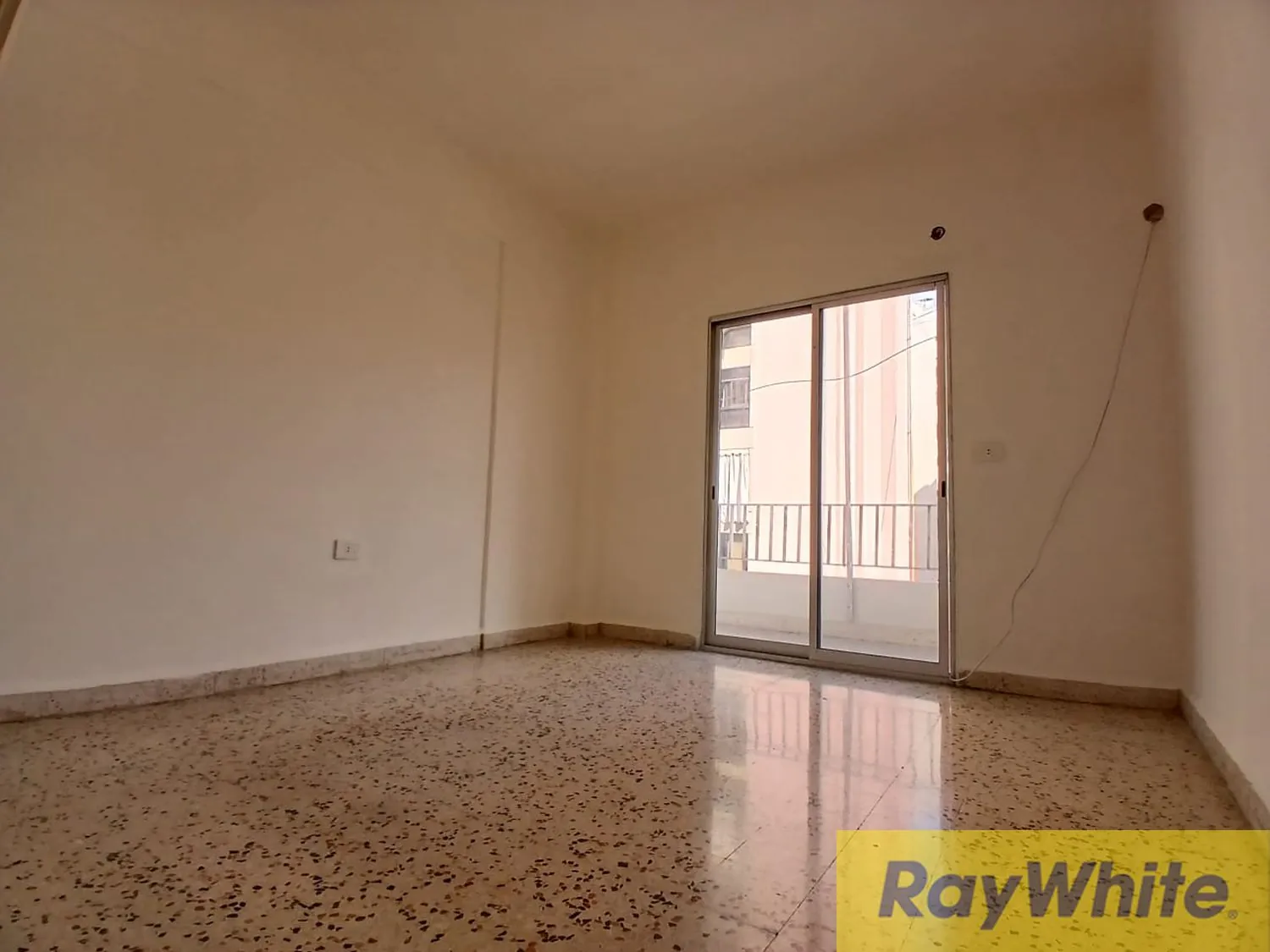 Apartment For Sale In Tariq El Jdideh — الصورة 4