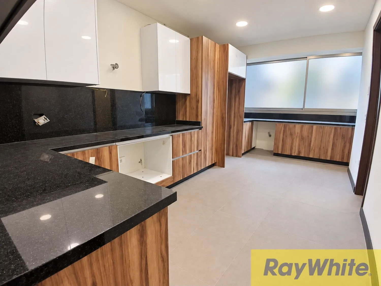 Apartment For Sale – Spears — الصورة 2