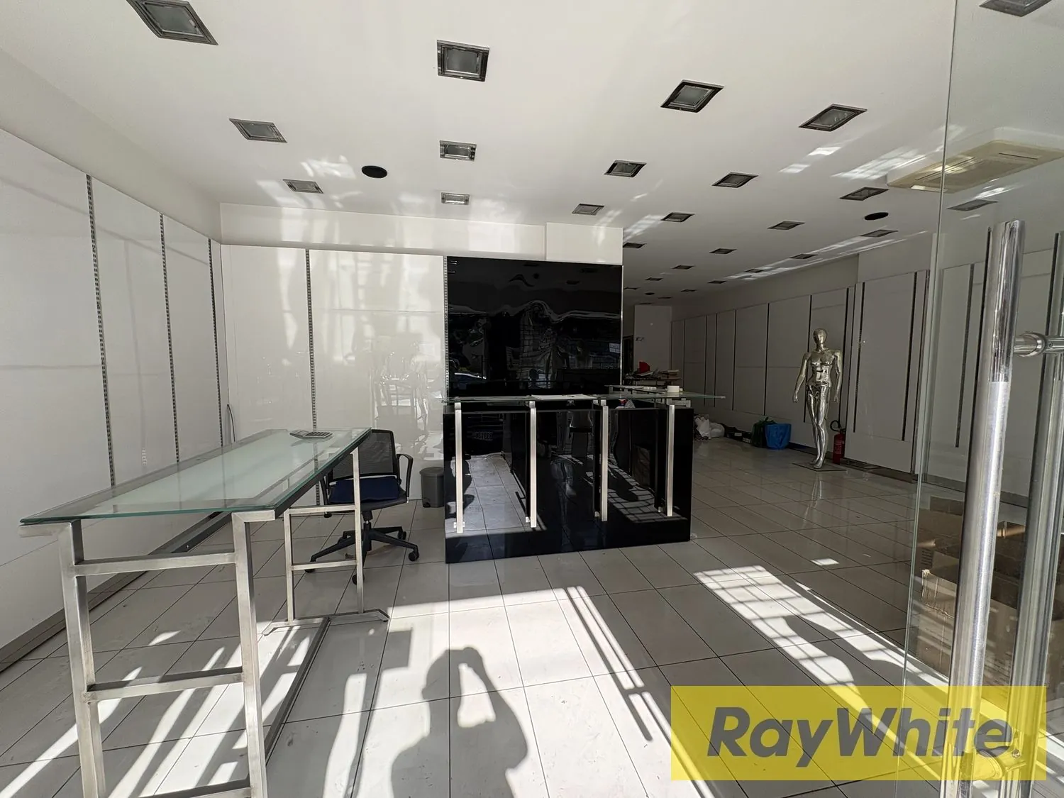 Shop For Rent In Jdeideh | Prime Location — photo 3