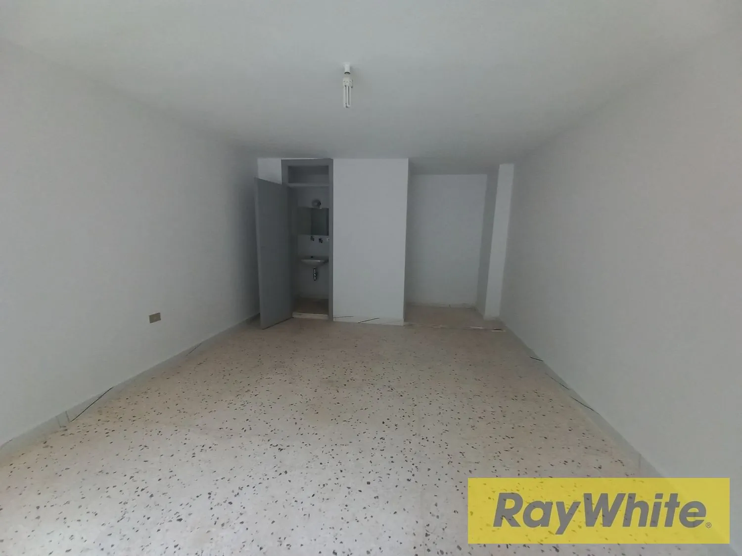 Shop For Sale In Zalka | Prime Location — الصورة 3