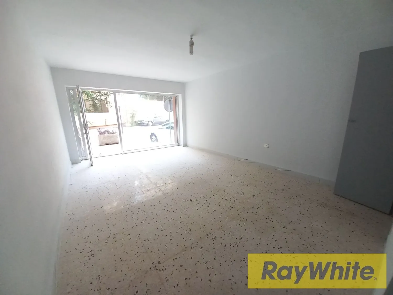 Shop For Sale In Zalka | Prime Location — الصورة 4