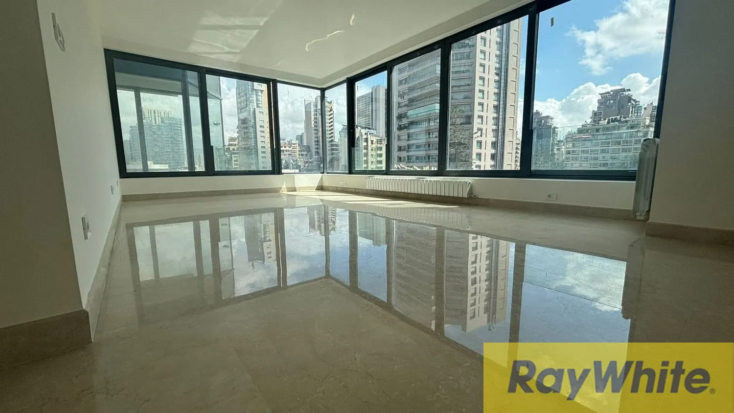 Apartment For Sale In Ain El Mraiseh — الصورة 2