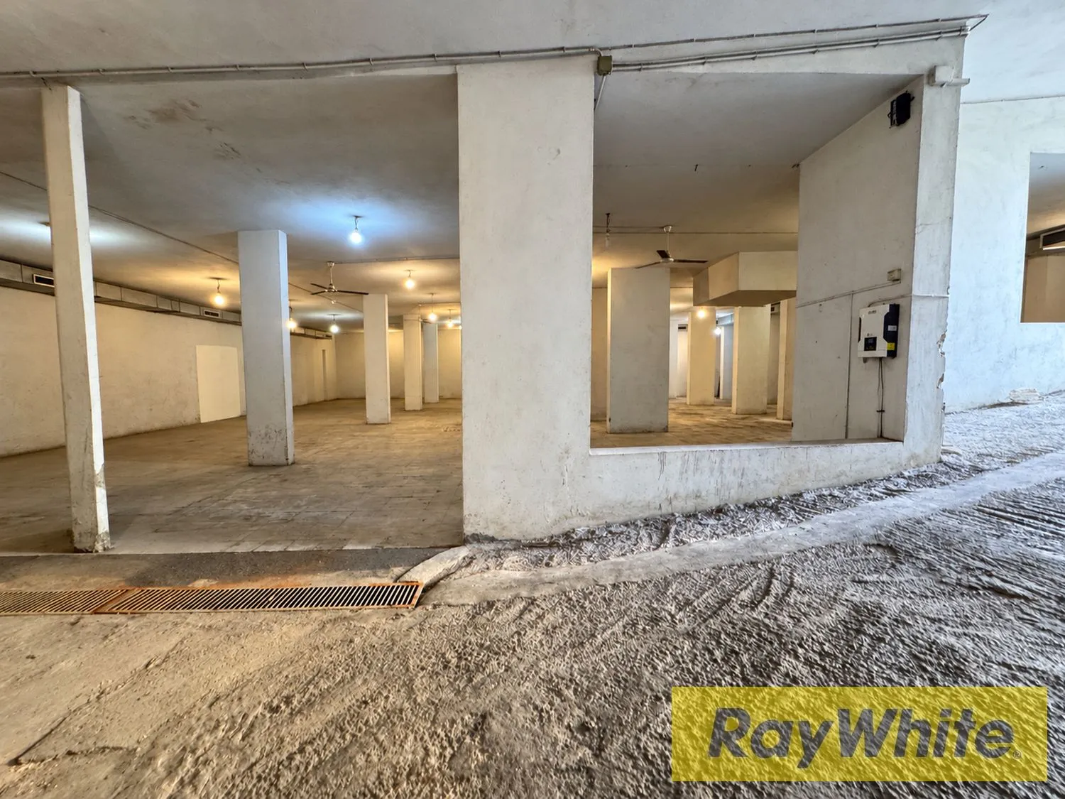 575 Sqm Commercial Warehouse For Rent In Sin El Fil — الصورة 1