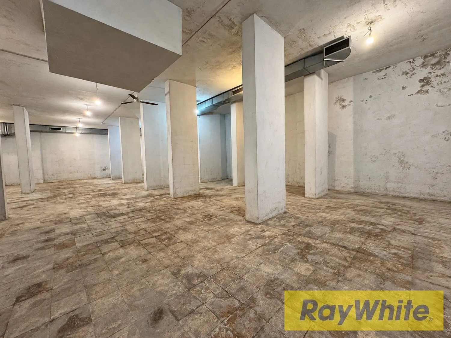 575 Sqm Commercial Warehouse For Rent In Sin El Fil — الصورة 2
