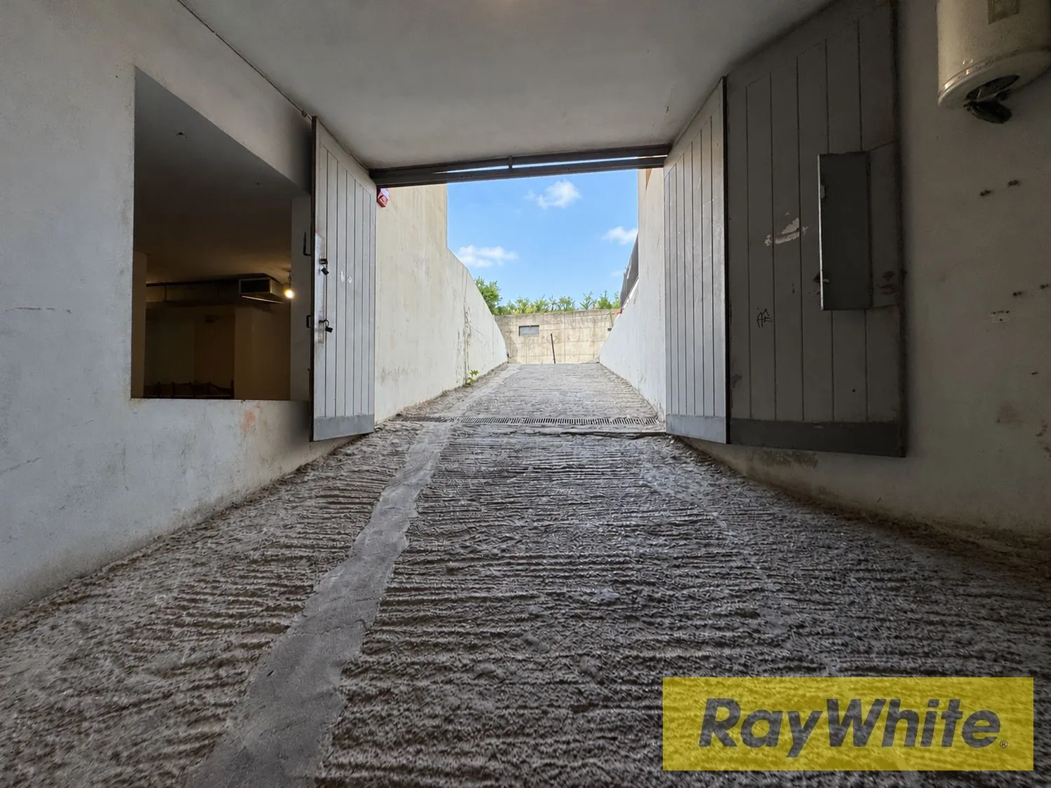 575 Sqm Commercial Warehouse For Rent In Sin El Fil — الصورة 3