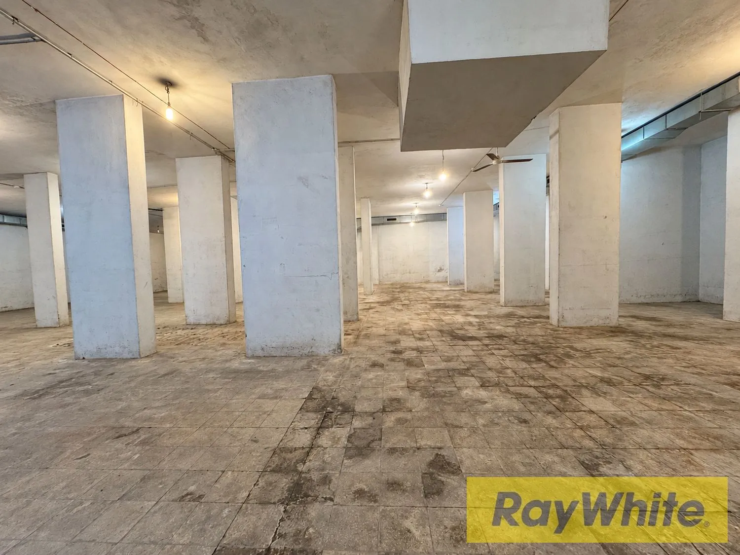 575 Sqm Commercial Warehouse For Rent In Sin El Fil — الصورة 4
