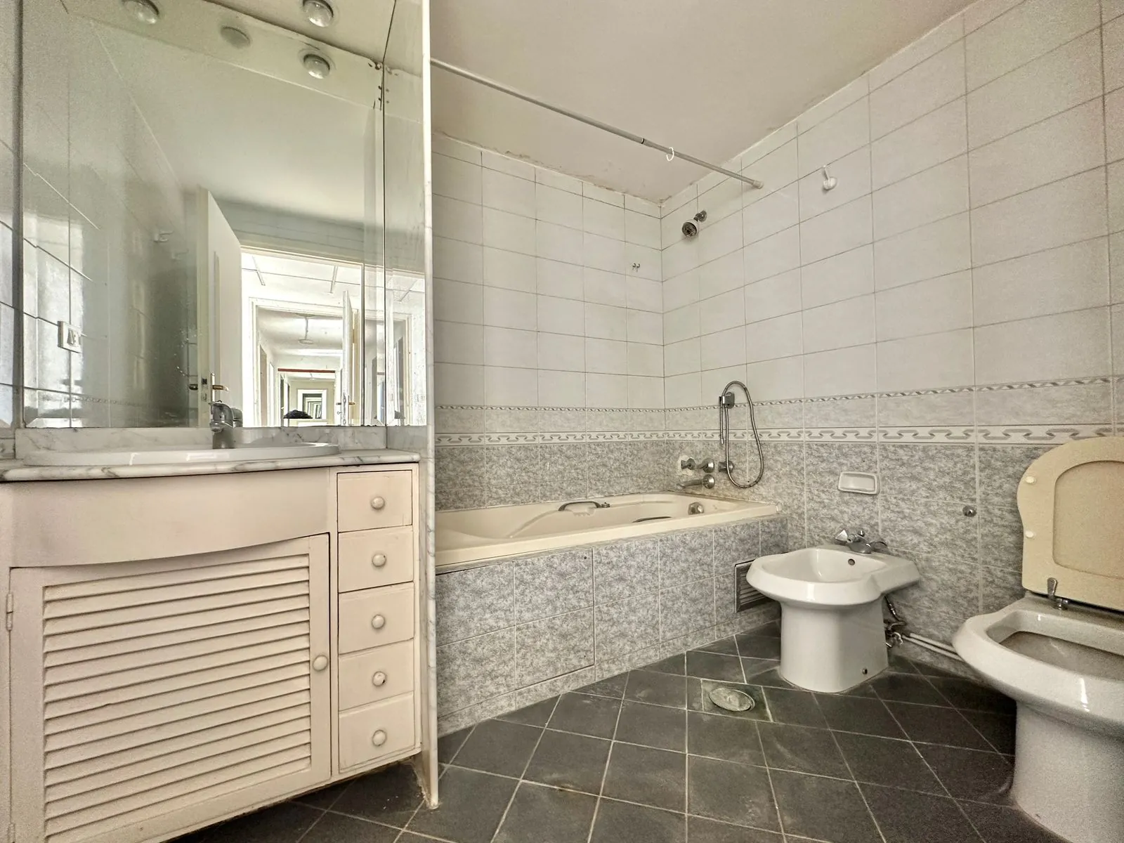 3BR Apartment for Rent in Raouche — الصورة 5