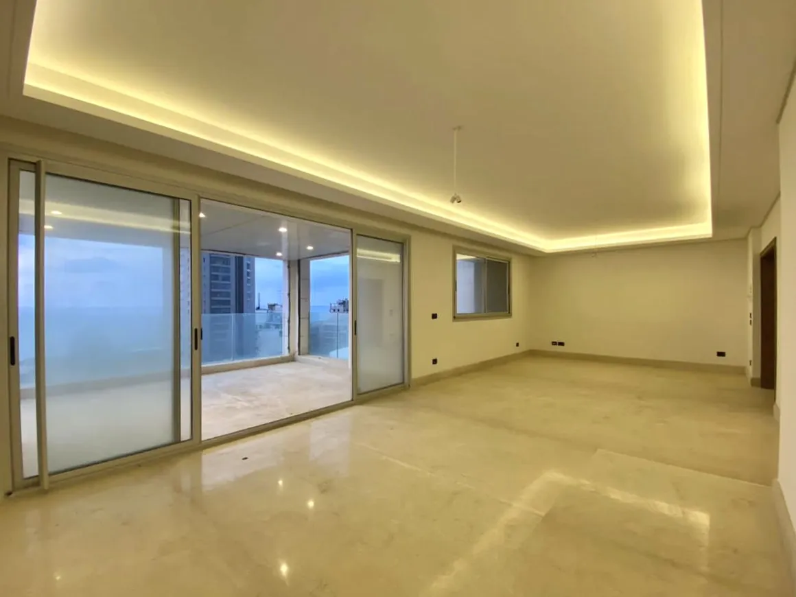 3BR Apartment for Sale in Raouche — الصورة 2