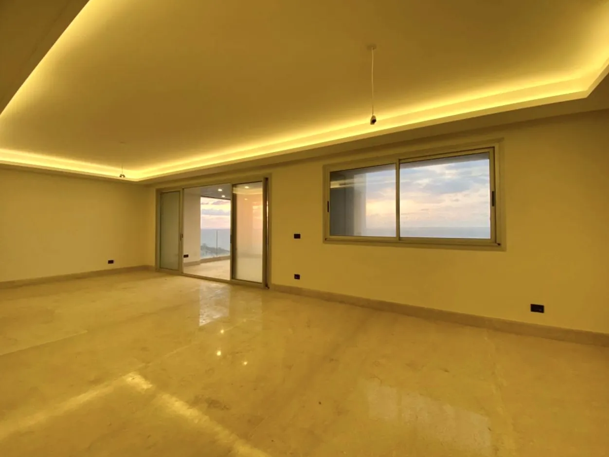 3BR Apartment for Sale in Raouche — الصورة 3
