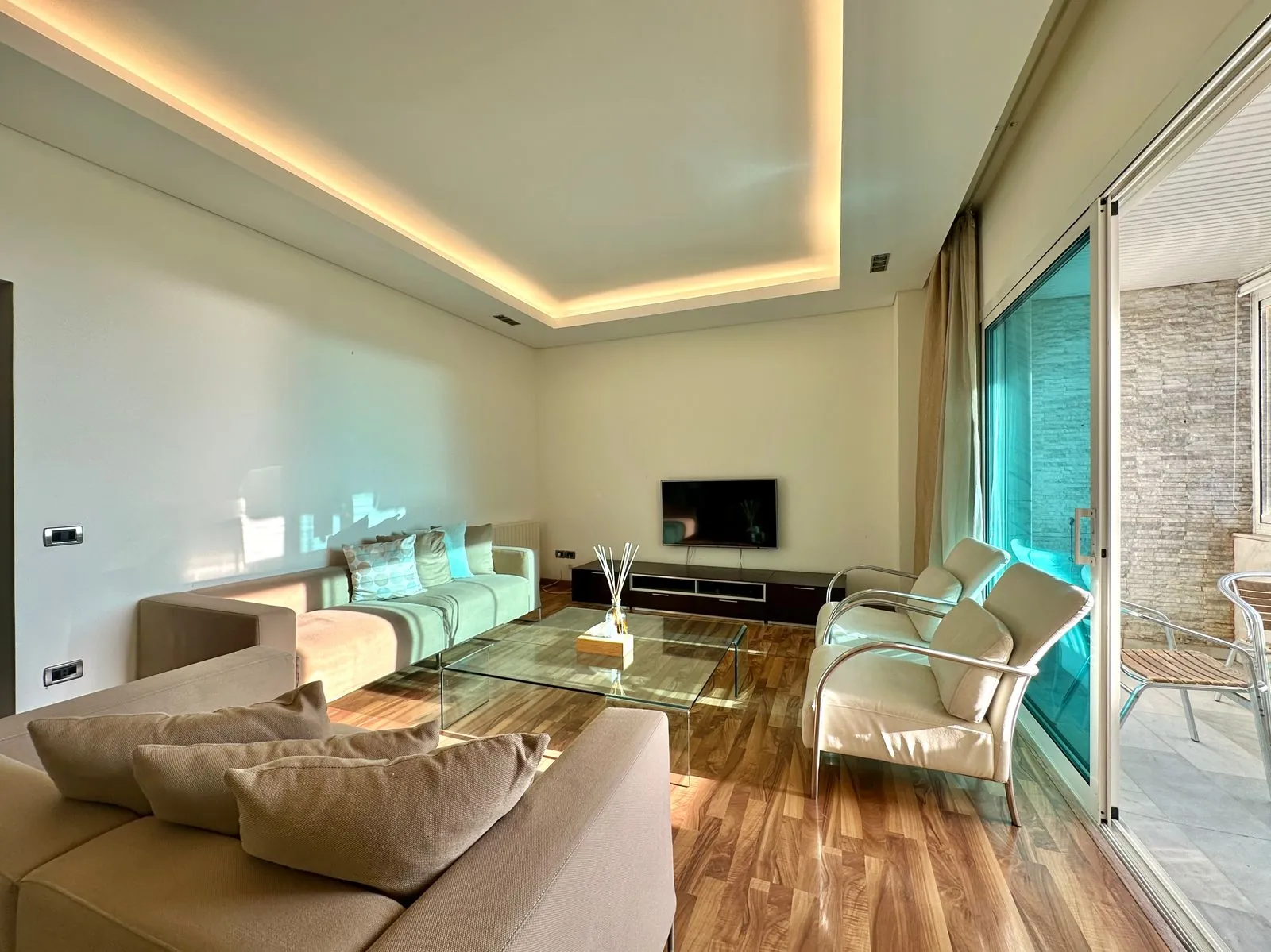2BR Apartment for Sale in Raouche — الصورة 3