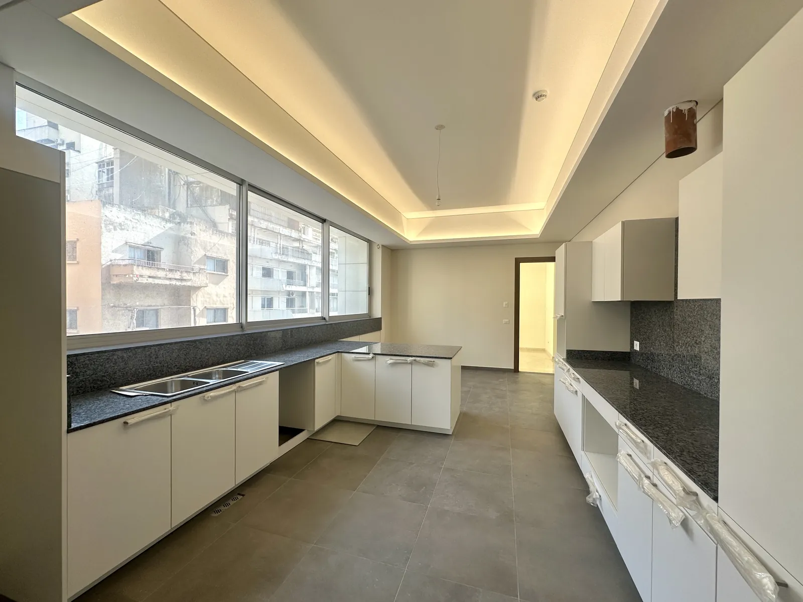 4BR Apartment for Sale in Ain Al Mraiseh — photo 3