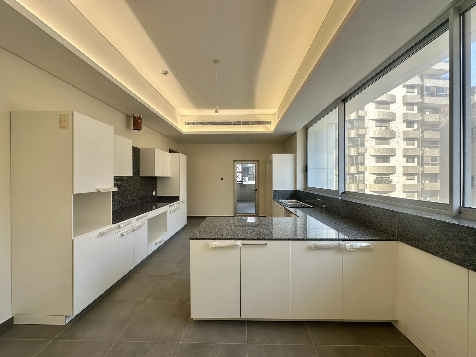 4BR Apartment for Sale in Ain Al Mraiseh — photo 4