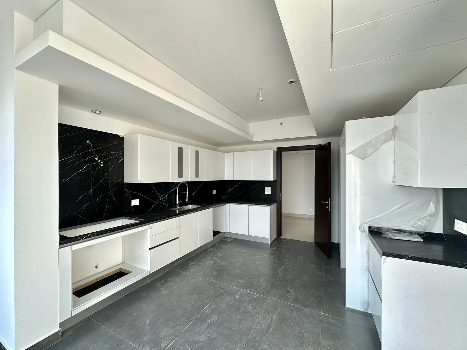 4BR Apartment for Sale in Ain Al Mraiseh — photo 5