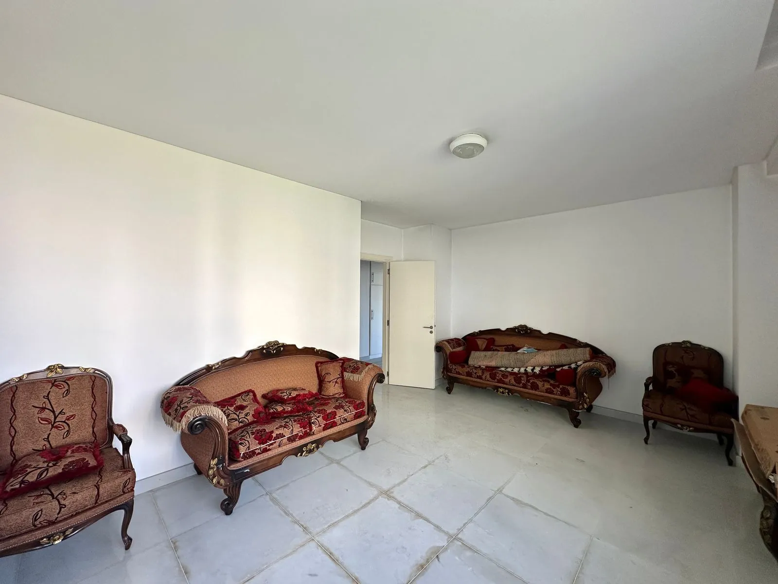4BR Apartment for Rent in Ramlet Al Baida — photo 5