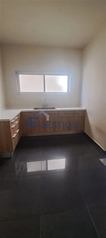 Office for Rent in Badaro — الصورة 2