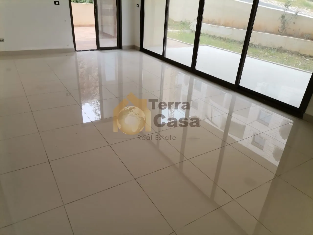 Hboub apartment with 160 sqm terrace and garden Ref#2561