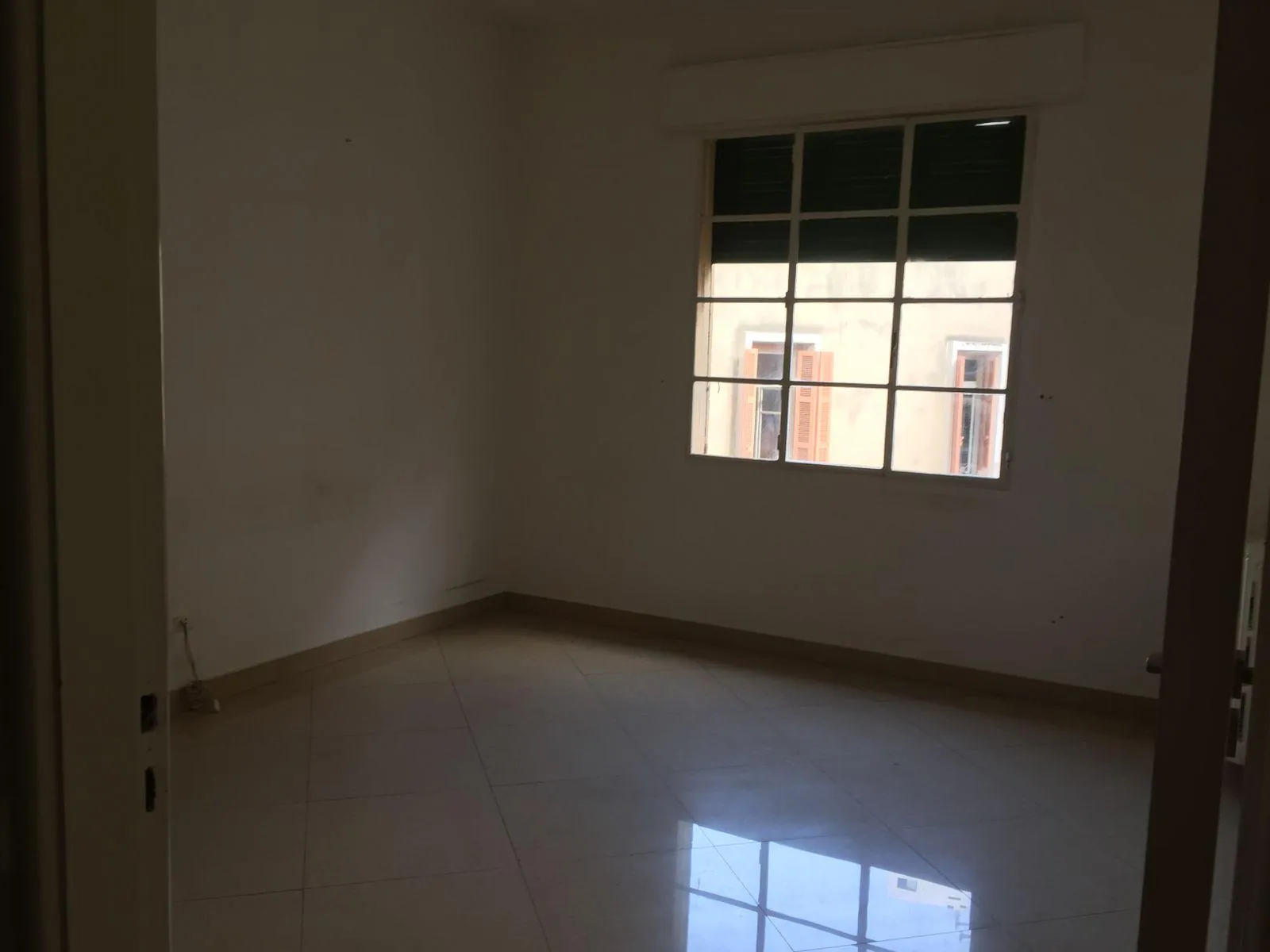 Renovated Apartment for Rent in Saifi village – Prime Location Ref#4558 — الصورة 5