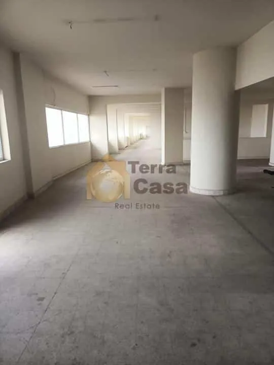 Haret sakher showroom/office 680 sqm for Rent on jounieh highway #4844 — الصورة 2