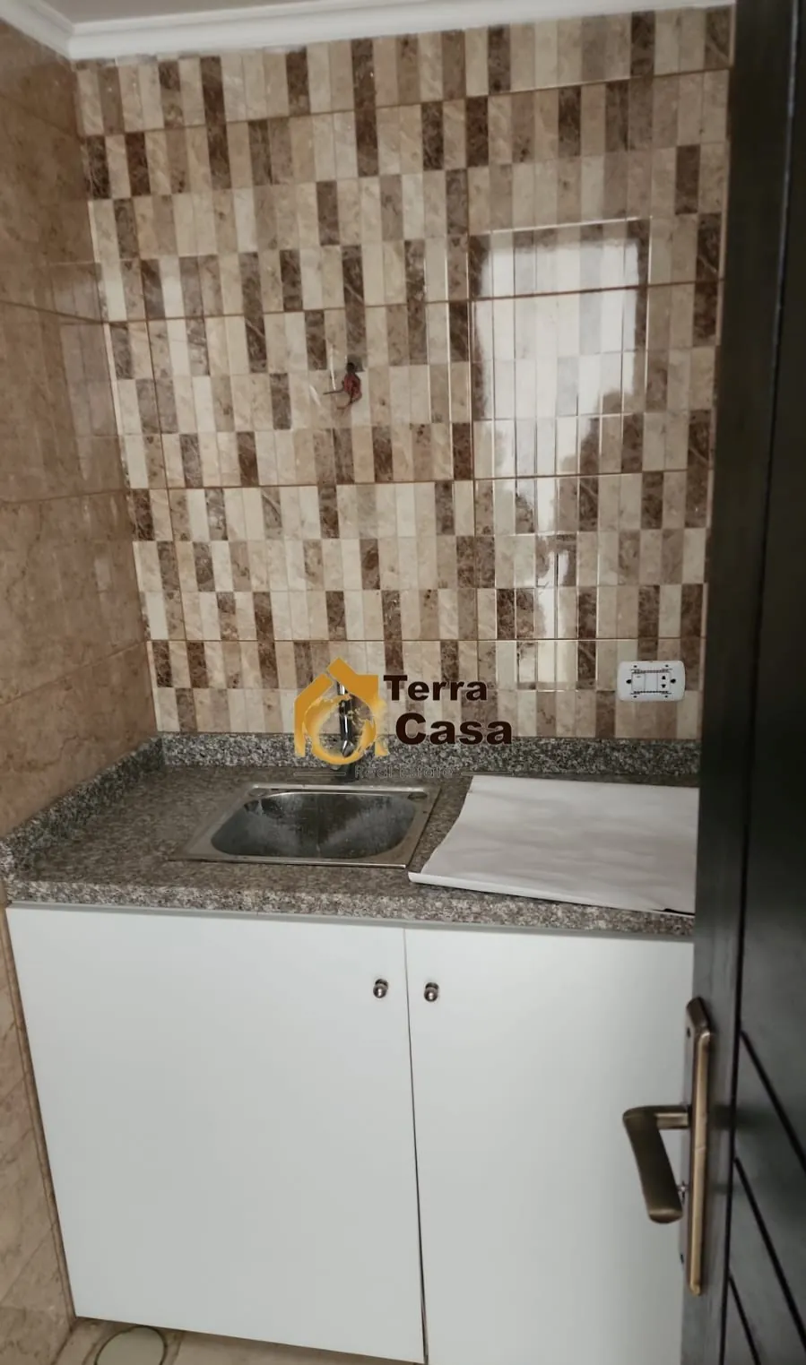 Office in zahle for Sale prime location main boulevard Ref# 5323 — الصورة 2