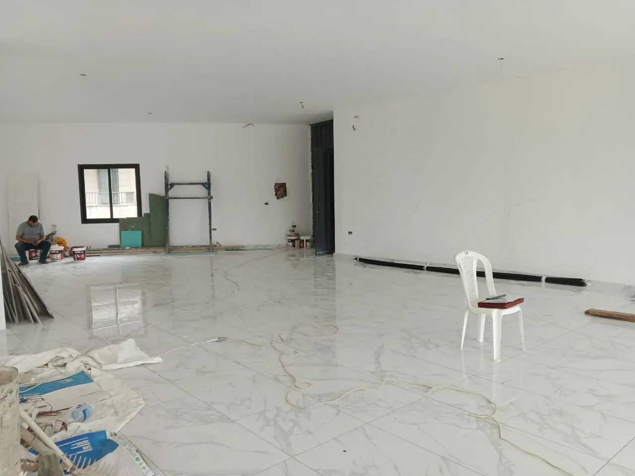 Dbayeh shop/showroom 150m prime location Ref#6155 — الصورة 4