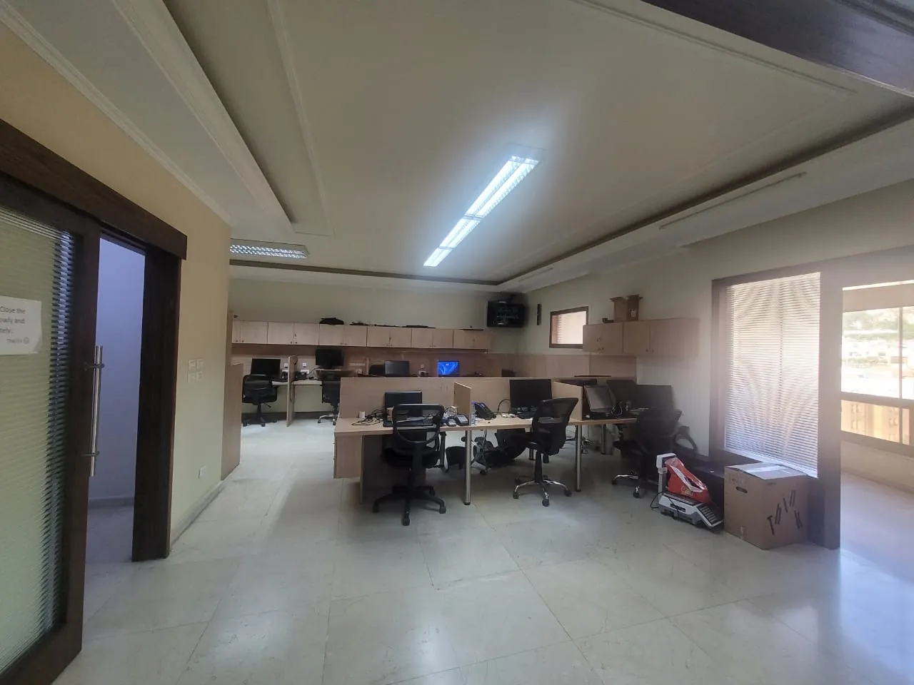 Dbayeh equipped and furnished office for Rent prime location ag-42 — الصورة 3