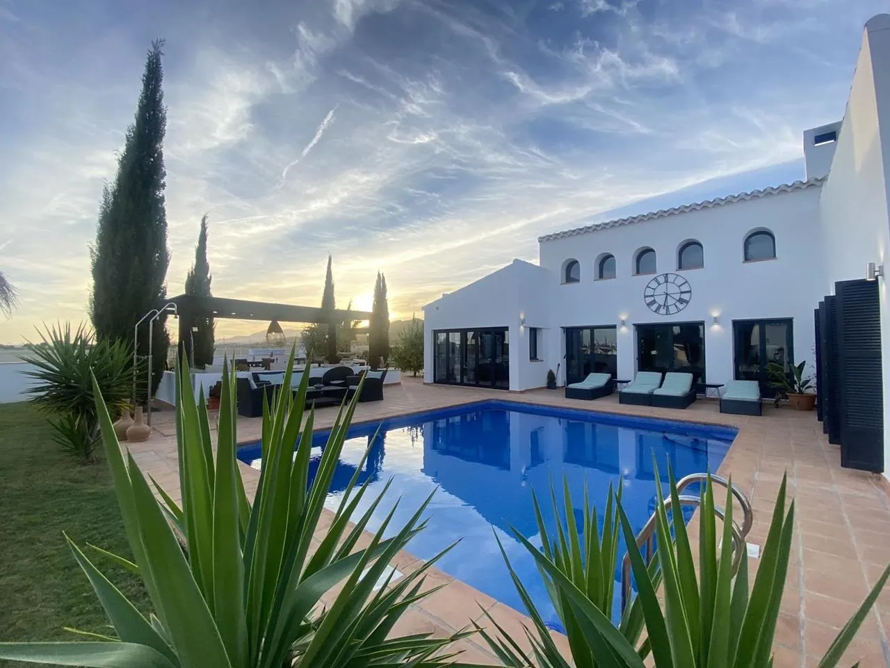 Spain Get your residency! luxury villa on a large plot with garden & pool SVM741898 — الصورة 3