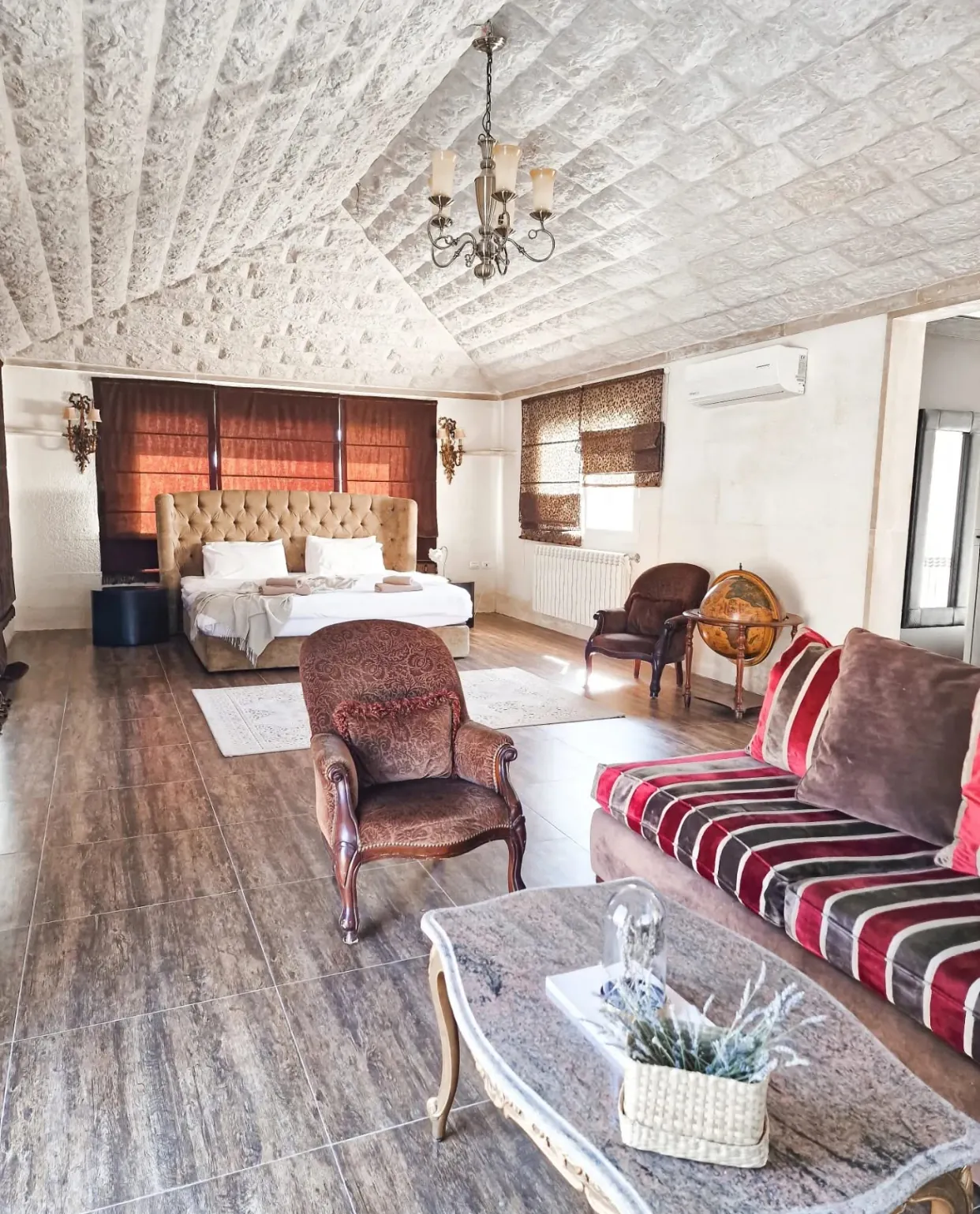 Saghbine luxurious villa on a 2800 sqm land overlooking lake Qaraoun #6815 — الصورة 3