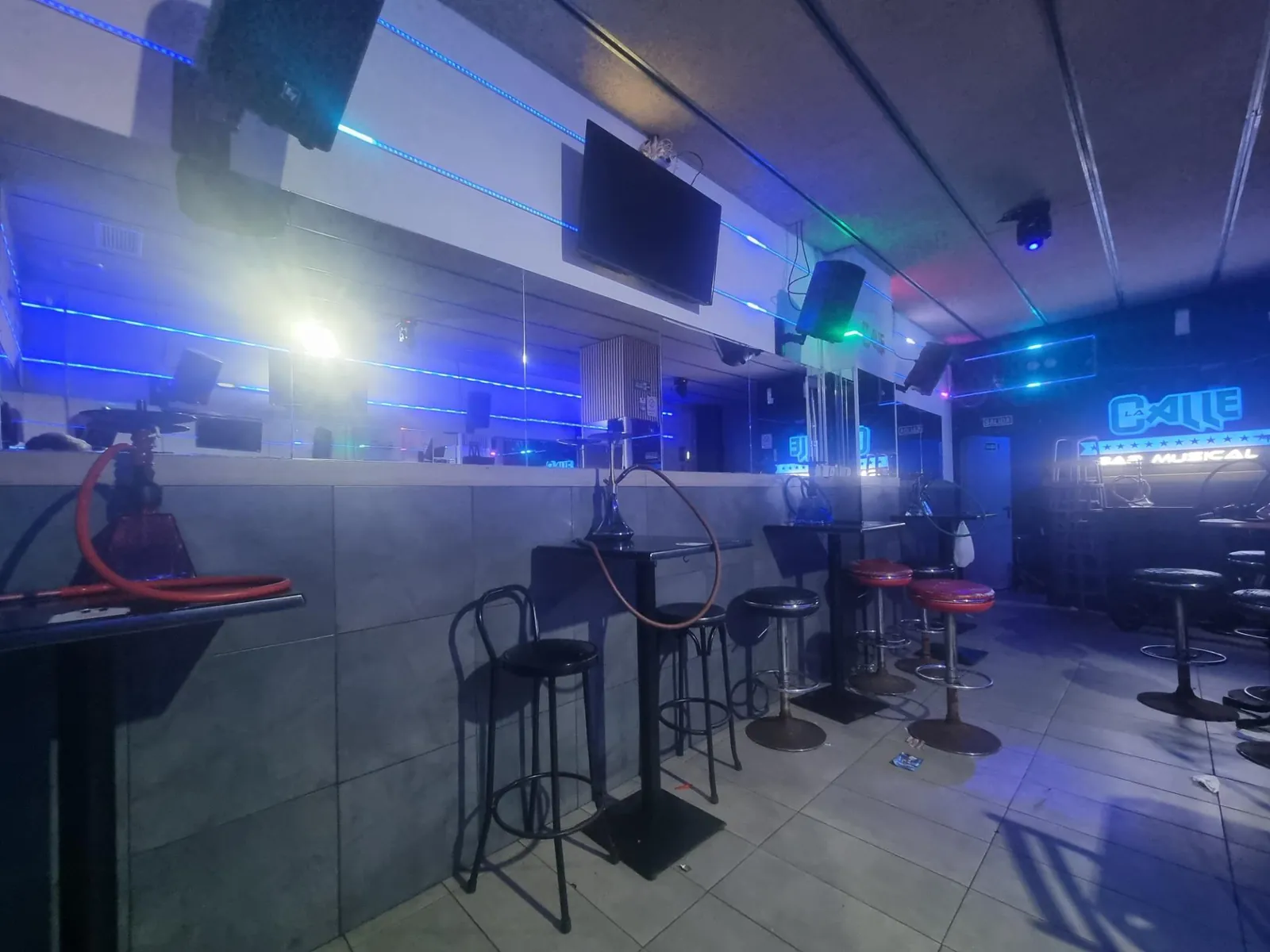 PROFITABLE INVESTMENT! shop leased to a music bar, prime location PR-00385