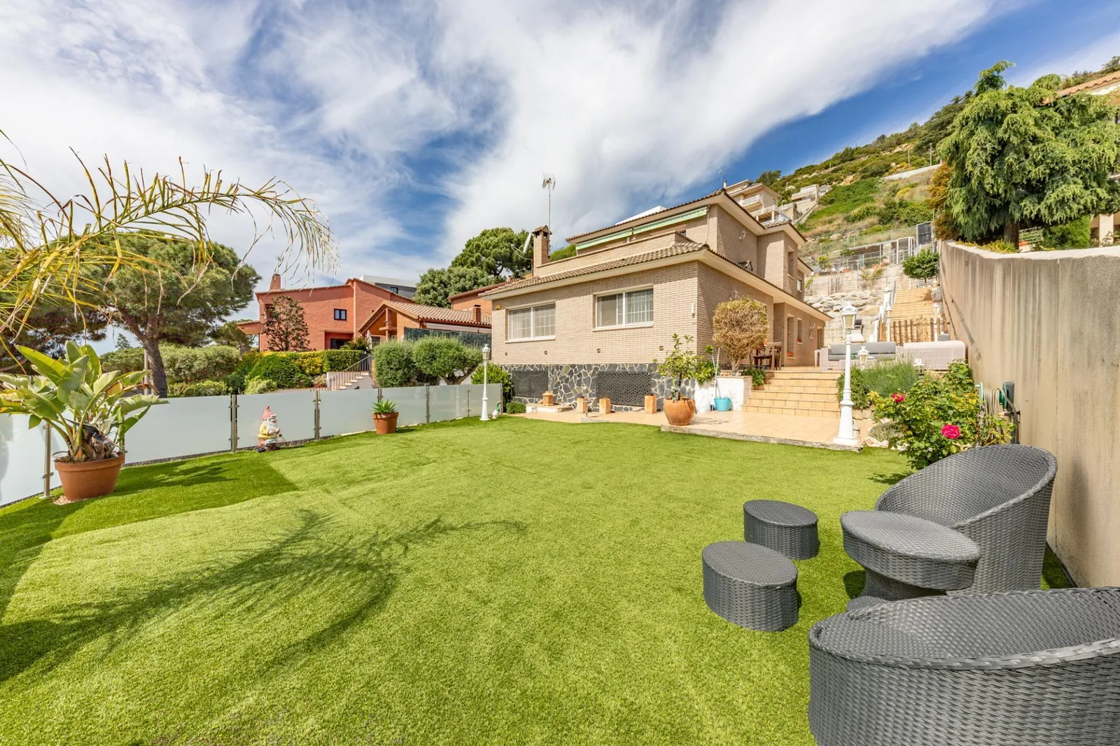 Spain get your residency! luxury villa with pool & garden in a secure area PR-00463