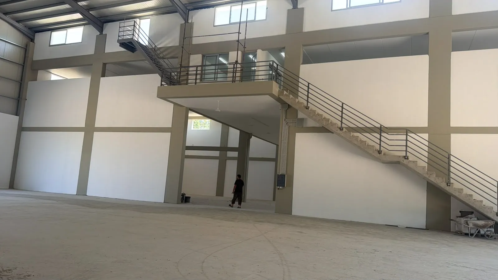 Zahle madine el sinayia spacious hangar with offices for Rent #6948