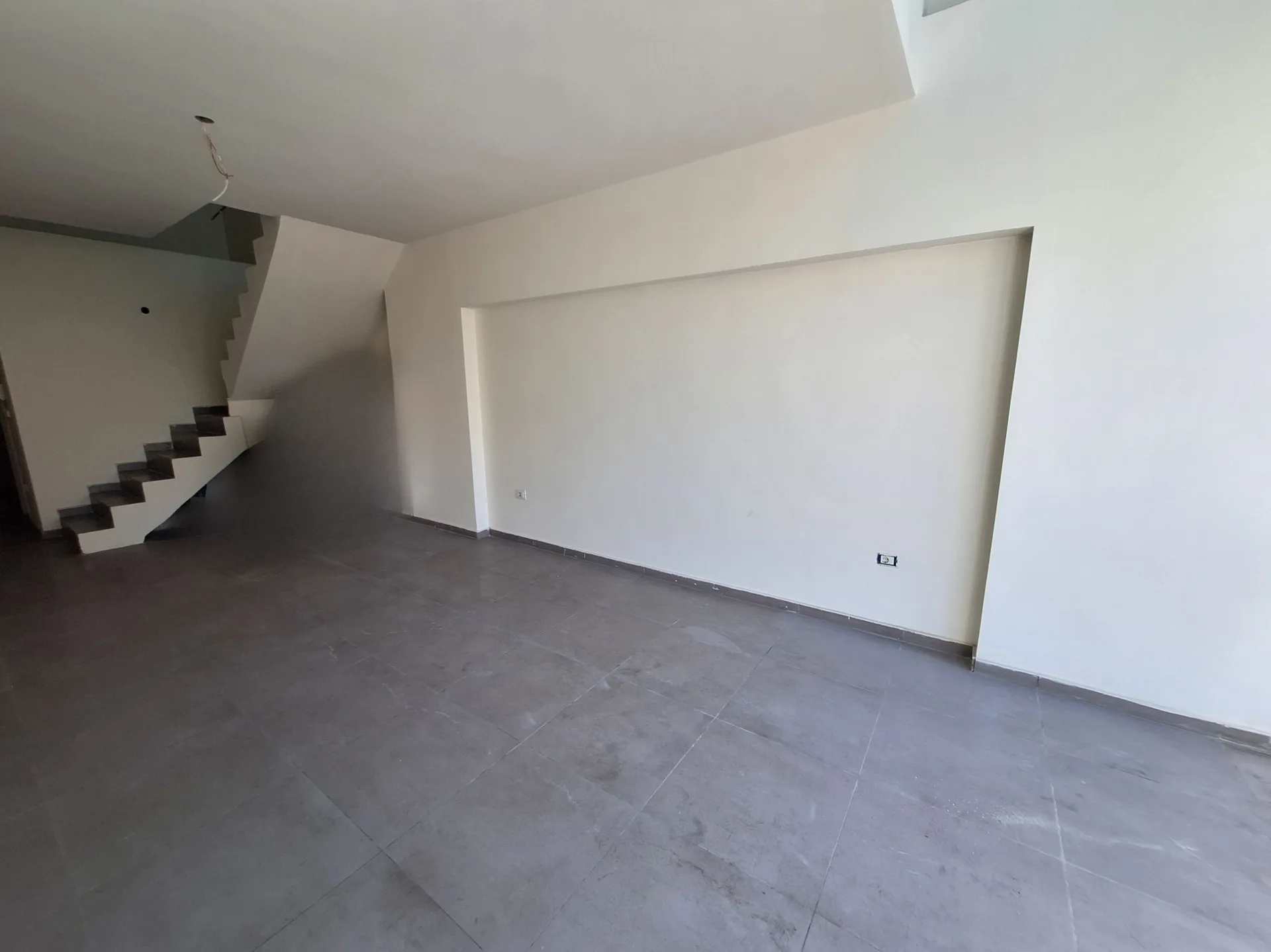Modern Office for Rent in Dekwaneh — الصورة 5
