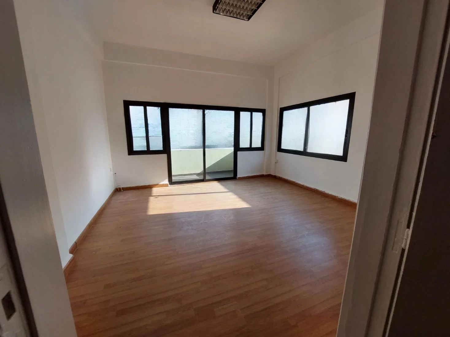Modern Office for Rent in Badaro — الصورة 3