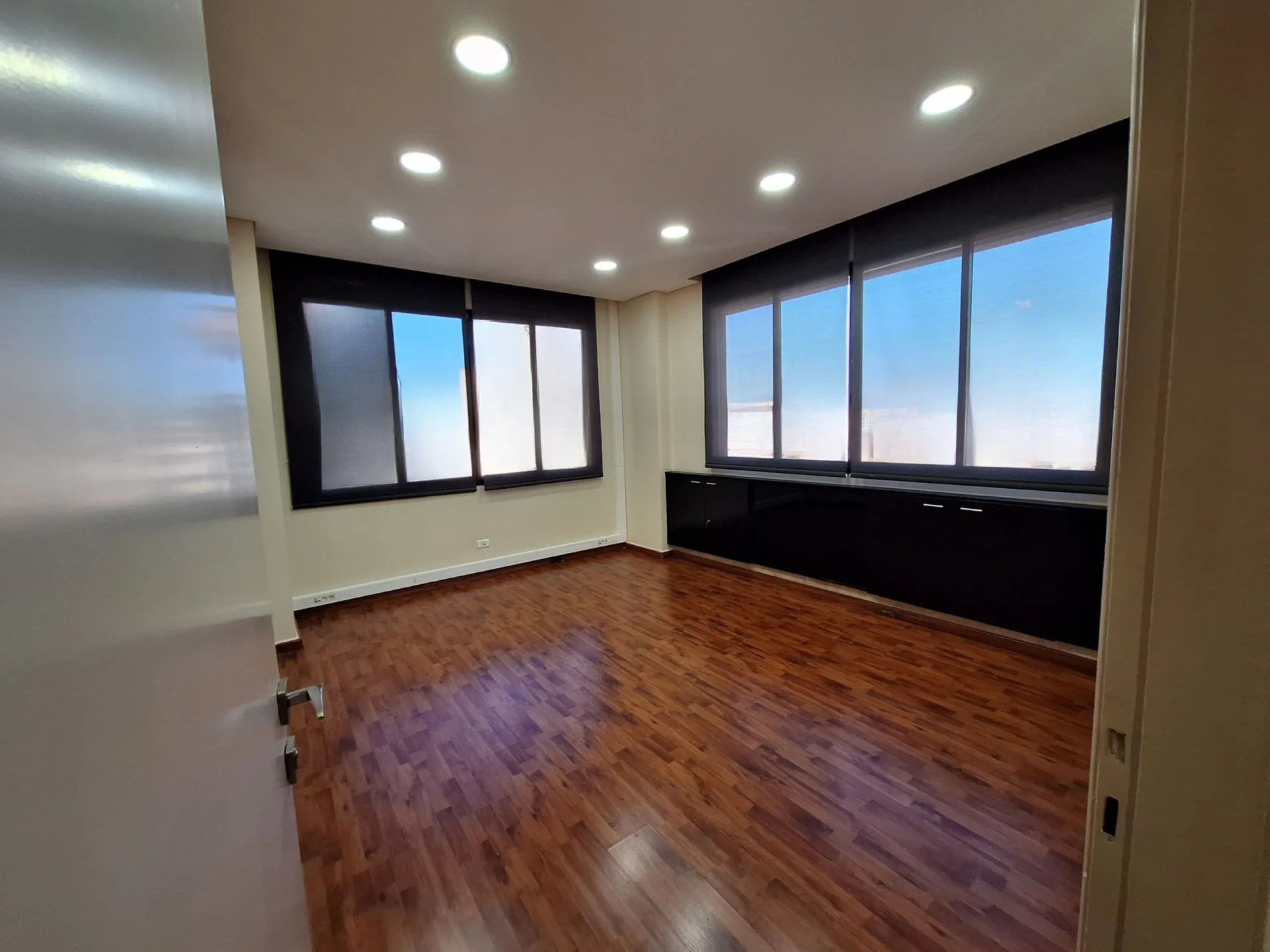 Modern Office for Rent in Horsh Tabet – Prime Location — الصورة 3