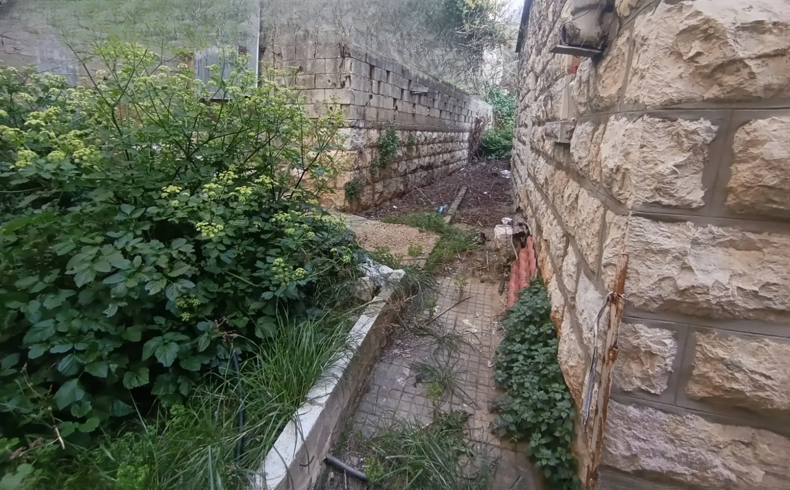 Land with Charming Old House for Sale in Beit Mery — الصورة 4