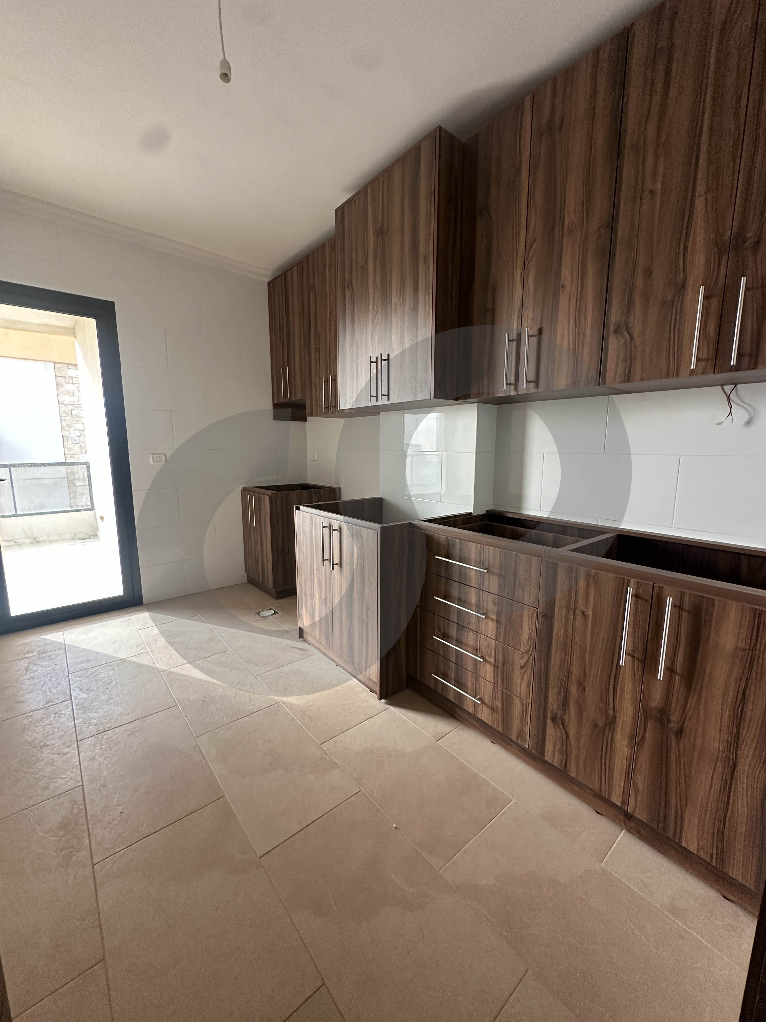 Brand new, modern finishing, prime location, close to main road/amenities. — الصورة 2