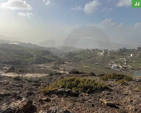 LAND/Zaarour /breathtaking scenery