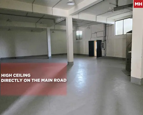 WAREHOUSE/BAABDA MAIN ROAD / offering a strategic location