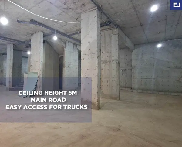 Spacious warehouse available for rent in a prime location in Chouit
