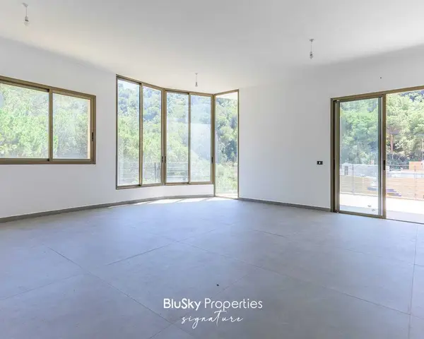 Apartment 185m² Terrace for Sale in Ain Saadeh