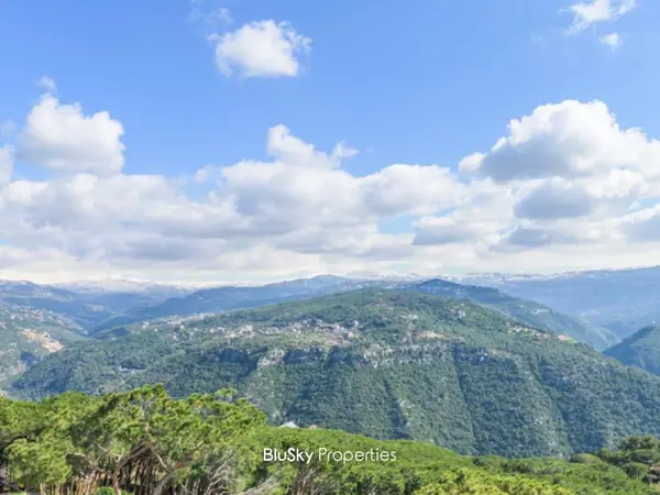 Land 1160m² for Sale in Baabdat
