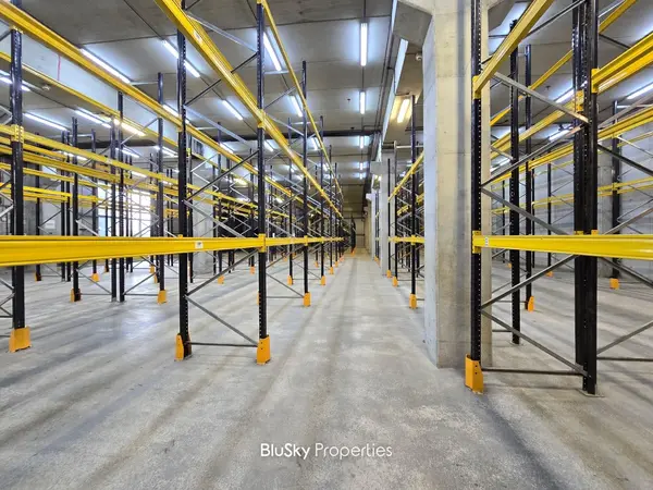 Warehouse 1,800m² for Rent in Ras El Dekweneh