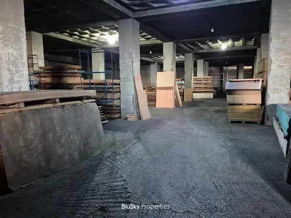 Warehouse 2000m² for Rent in Dekweneh
