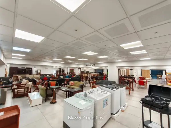 Showroom 2,000m² for Rent in Dora