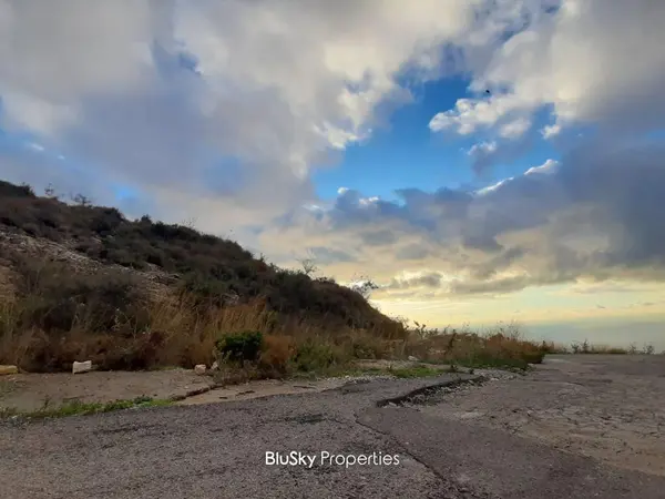 Land 840m² for Sale in Halat