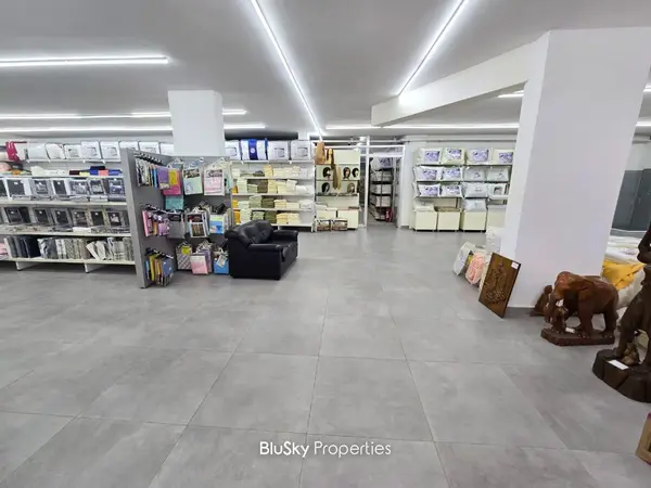 Showroom 1,000m² for Sale or Rent in Hazmieh