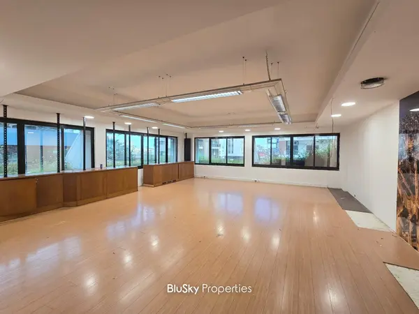 Shop Triplex 360m² for Rent in Jdeideh