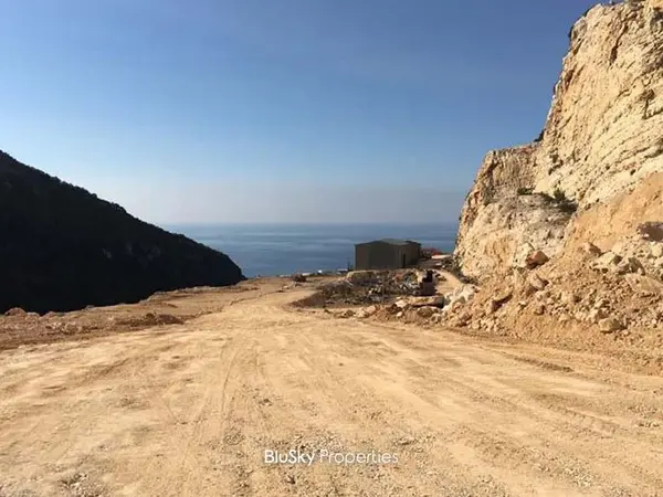 Land 1,100m² + Built Area for Sale in Maaysra